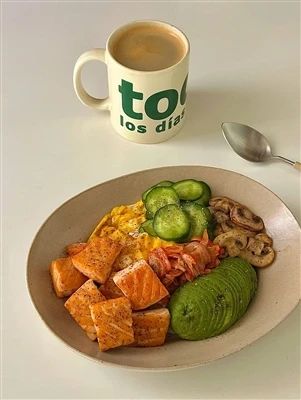 Vibrante ciotola di riso con salmone e avocado 🥑🍣|Brunch fresco e soddisfac...